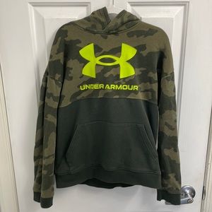 Boys green camo under armour hoodie size youth large. Slightly worn